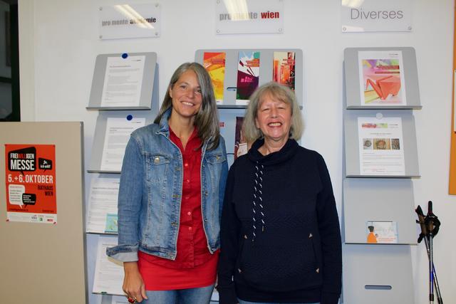 Leiterin Bettina Arbesleitner (l.) freut sich über das Engagement von Zita Ostermann (r.), die seit 14 Jahren bei Pro Mente aktiv ist.