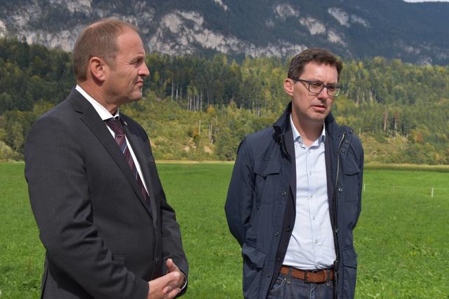Markus Federspiel (re.) berichtete über Maßnahmen zum Hochwasserschutz, die in Kramsach umgesetzt werden.  | Foto: Barbara Fluckinger