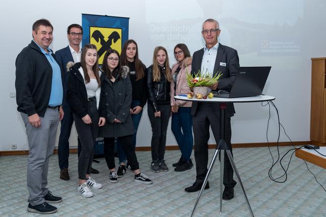 Wirtschaftsbundobmann Siegfried Kepplinger (li), Christian Berger und Franz Erlinger (re) vom Vorstand der Raiffeisenbank Region Neufelden - Bankstelle St. Martin, mit Schülern der Polytechnischen Schule Rohrbach. | Foto: Alfred Hofer