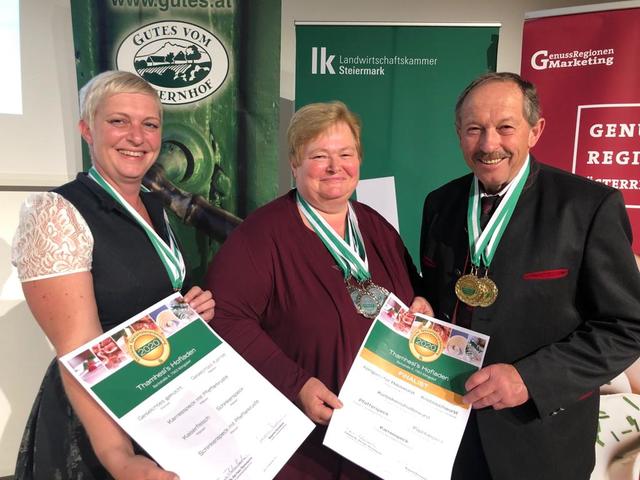 Die Direktvermarkter Angelika Spirk, Anita Thamhesl (Mitte) und Alfred Thamhesl (von links) aus Königsdorf freuten sich über die Auszeichnungen für ihre Produkte.