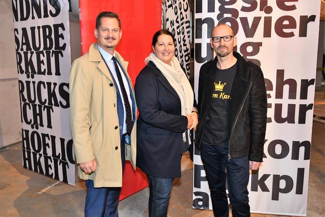 Vernissage EXPO Gemeindebau: (vl) Bezirksvorsteher Favoriten Marcus Franz, Stadträtin Kathrin Gaal und Kurator Arno Rabl