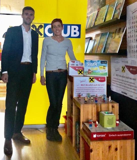 Daniel Mathoy (Raiffeisenbank Oberland) und Büchereileiterin Sigrid Ehrlich freuen sich über die neuen Tonies®-Hörfiguren
