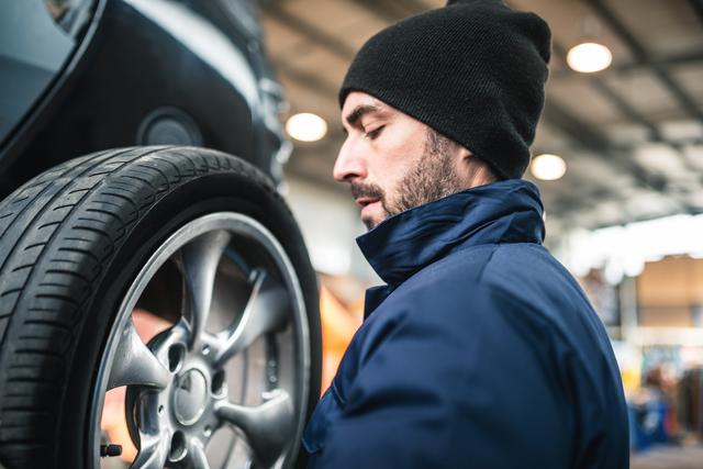  Wenn die Temperaturen unter sieben Grad fallen, sollten die Winterreifen bereits montiert sein. | Foto:  Hebenstreit/iStock.com/franckreporter