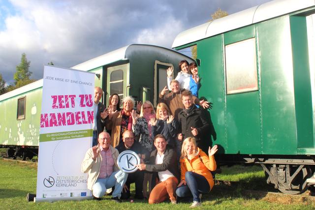 Die ungewöhnliche Übernachtungsmöglichkeit im Zugwaggon testen: Estland-Delegation mit Reiseleiterin Helga Bauer und LAG-Management Barbara Stumpf