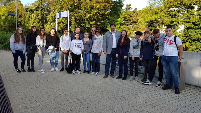 Die Schüler des Purkersdorfer Polytechnikums warten gespannt auf die Einfahrt des Bildungsexpresses.