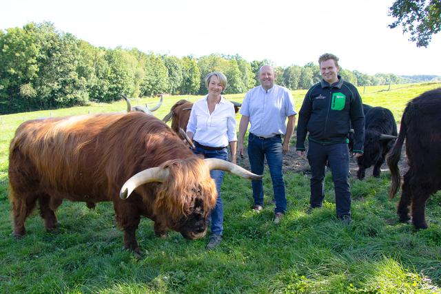 Christine und Karl Ecker mit Patrick Manhartsberger vom Oberwirt bei der Highland-Cattle-Herde.  | Foto: Doms
