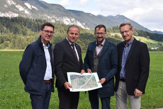 Markus Federspiel (Abteilungsvorstand Wasserwirtschaft), LHStv Josef Geisler, Thomas Danzl, (Geschäftsführer Landeskulturfonds) und Hannes Schirmer (Landeskulturfonds) (v.l.) zeigten in Kramsach, wie Ersatz- und Tauschflächen bereitgestellt werden können.