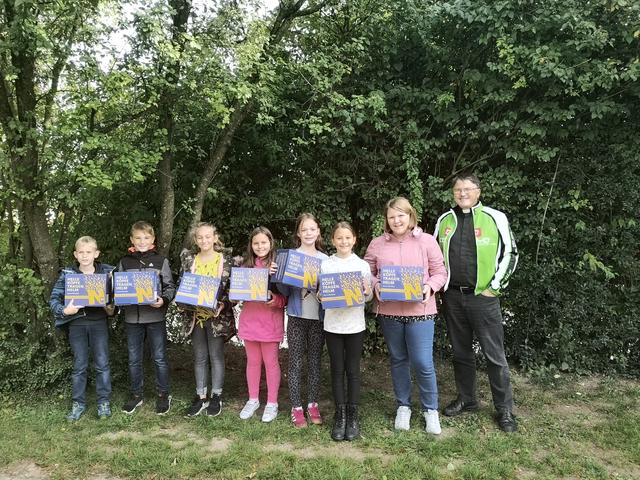 Tobias Humpelstötter, Christian Hierner, Anastasia Mois, Marie Stiefsohn, Carla Moser, Selina Schweda, Lena Schweiger, URC-Präsident Pfarrer Franz Xaver Hell
Bildtext:Tobias Humpelstötter, Christian Hierner, Anastasia Mois, Marie Stiefsohn, Carla Moser, Selina Schweda und Lena Schweiger (v.l.n.r.) freuten sich über die NÖ-Radfahrhelme, welche ihnen Präsident Pfarrer Franz Xaver Hell im Namen des Union Radclubs St. Margarethen überreichte.
 | Foto: Sandra Stiefsohn