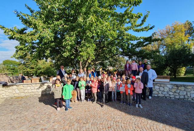 Kinder und Lehrkräfte der 2. Klasse a, b und c sowie Vertreter der Landwirtschaftskammer, besuchten anlässlich des Welttierschutztages Tierarzt Dr. Roman Jandrinitsch in Siegendorf.