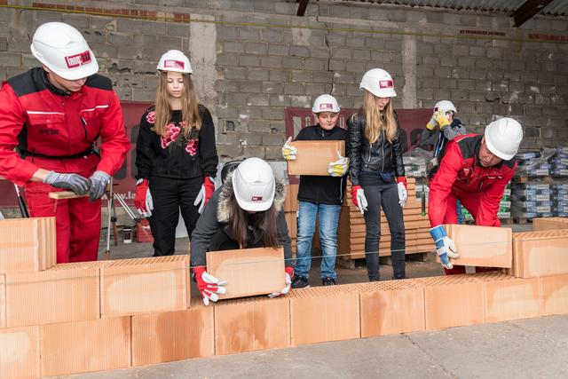 Facharbeiter der Baufirma Lang ließen Schüler zupacken, um ihnen dadurch ein wenig Einblick ins Baugewerbe zu geben und Freude am Erfolg zu haben. | Foto: Alfred Hofer