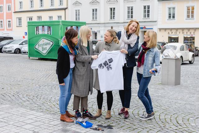 Bürgermeisterin Elisabeth Paruta-Teufer (2.v.r.) und ihr Kernteam für das Jubiläumsjahr 2020 nehmen einen Abdruck von der Stadt. Was dahinter steckt, erfahren Interessierte bei der Auftaktveranstaltung am Freitag, 11. Oktober, 16.30 Uhr, am Hauptplatz. | Foto: Flora Fellner