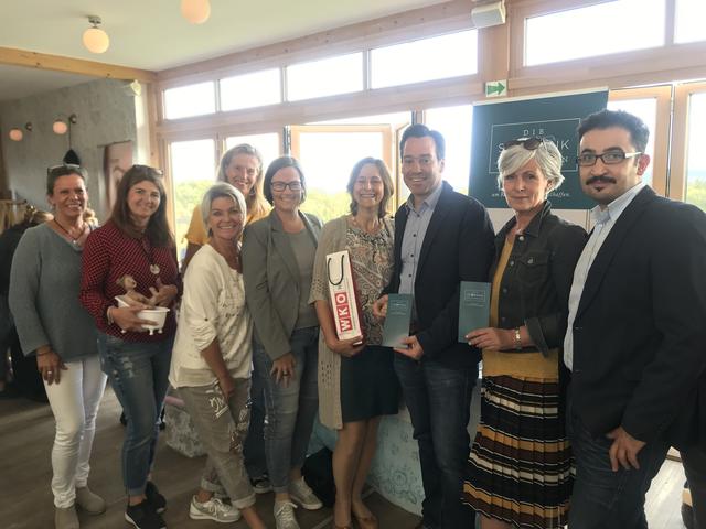 Caroline-Soohie Bures, Veronika Seda, Claudia Stippert, Anna Bürgler, FiW Bezirksvertreterin Astrid Wessely, Regina Halbauer, Außenstellenobmann Andreas Kirnberger, Außenstellenleiterin Isabella Samstag-Kobler, Außenstellenreferent Ramazan Serttas | Foto: Oliver Bures