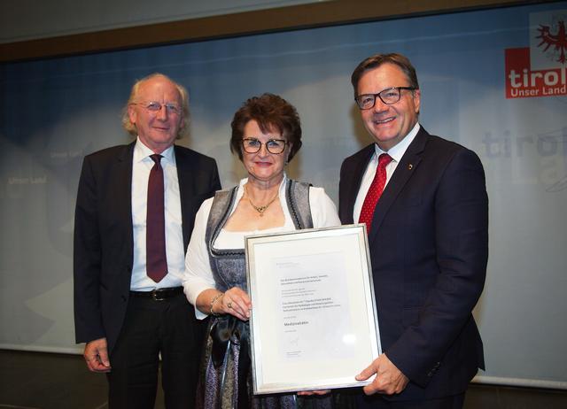Medizinalrätin Claudia Stadlwieser mit LH Günther Platter (re). und Artur Wechselberger, Präsident Ärtzekammer für Tirol.