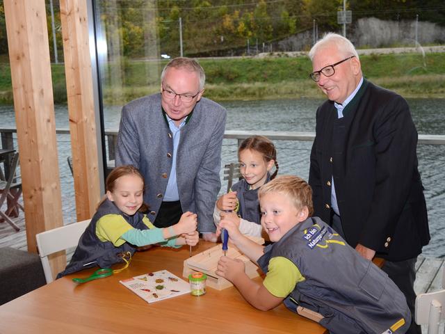 "Lernort Naturpark": Naturpark-Schülerbauen, zusammen mit Landeshauptfrau-Stellvertreter Stephan Pernkopf und Naturparke-Wolfgang Mair einen Fledermauskasten. | Foto: Verband der Naturparke Österreichs