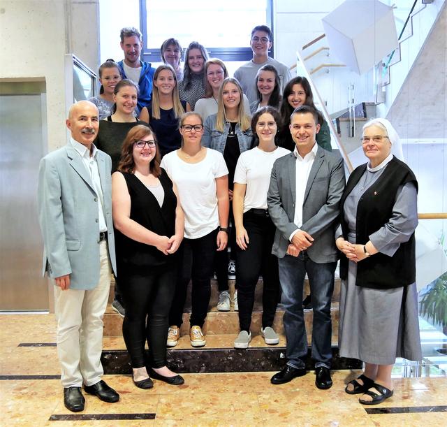 GF Bernhard Guggenbichler (1.Reihe vorne li.), Generaloberin Sr. Dr. Maria Gerlinde Kätzler (1.Reihe vorne re.), Studienkoordinator Michael Stroj (1.Reihe vorne 2. von re.), Standortleiterin Direktorin Beate Zangerl ( hintere Reihe 2. von links) freuen sich gemeinsam mit den Studentinnen und Studenten über den Start in das erste Semester des neuen Bachelor-Studienganges der Gesundheits- und Krankenpflege in Zams.  | Foto:  Krankenhaus St. Vinzenz Zams/Polak Mediaservice 