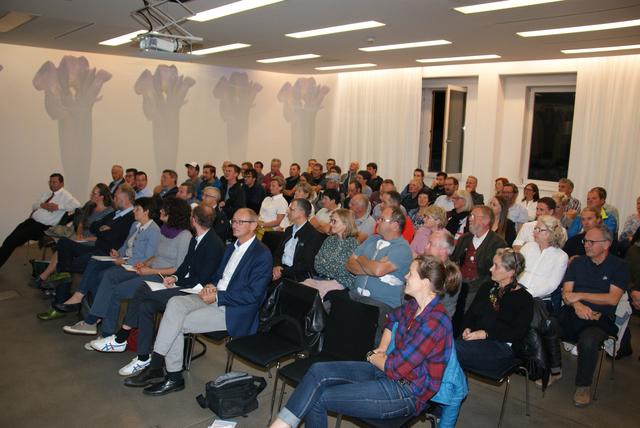 Auch bei der 14. Galtürer Almbegegnung war das Auditorium im Alpinarium Galtür wieder bis auf den letzten Platz besetzt.  | Foto: Othmar Kolp