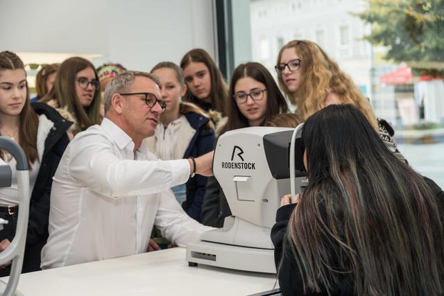 Fachkräfte erklärten bei Augenoptik Stil Schülern ihren Beruf und gaben Einblick hinter die Kulissen. | Foto: Alfred Hofer
