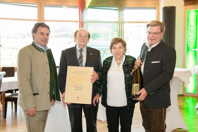 Wirtschaftsbund NÖ Landesgruppen-Obmann Wolfgang Ecker und Direktor Harald Servus gratulieren Johann Trost sen. mit Gattin Emma | Foto: WBNÖ/Lechner