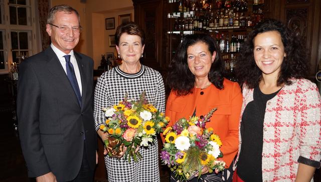 Martina Pühringer (2.vl.) wurde von LH Stelzer und Klubobfrau Helena Kirchmayr (re.) beglückwünscht. | Foto: Privat