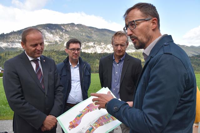 Thomas Danzl (Geschäftsführer Landeskulturfonds) (re.) zeigte anhand eines Beispiels, wie Gründe nach einem Tausch bzw. Ersatz sinnvoll zusammengelegt werden können.  | Foto: Barbara Fluckinger