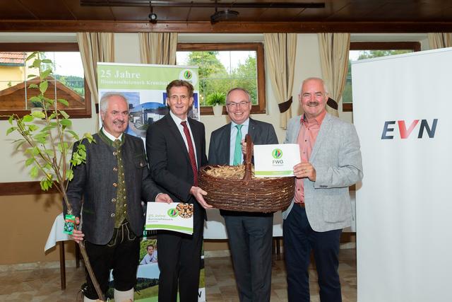 v.l.n.r.: Manfred Freiler, Obmann der FWG Krumbach eGen, Franz Mittermayer, EVN Vorstandsdirektor, LH-Stv. Stephan Pernkopf, Bürgermeister Josef Freiler. | Foto: EVN