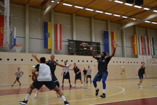Angriff, Steal oder Block: Philip Jalalpoor und Kelvin Lewis.