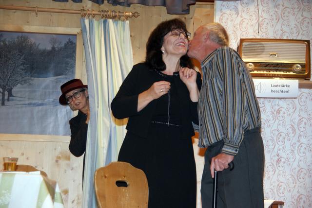 Im Seniorenheim geht es turbulent zu: Emmy Bieringer (Babsi Ladner) spioniert Lilly Serano (Monika Klien) und Max Männle (Alois Kolp) (v.l.) nach. | Foto: Othmar Kolp
