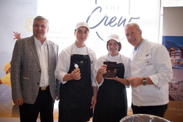Warben für den Einstieg in den Kochberuf: Die Lehlringe Cecile und Elias mit Spitzenkoch Martin Sieberer (re.) und WK-Bezirksobmann Anton Prantauer (li.).