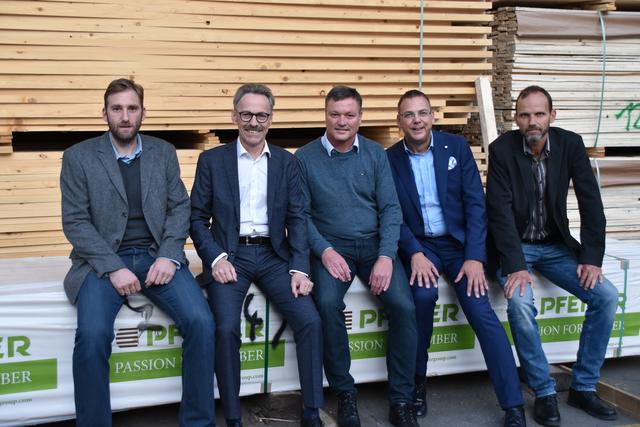 Georg Walcher (Werksleiter Kundl), Ewald Franzoi (CFO Pfeifer), Anton Hoflacher (Bürgermeister von Kundl), Michael Pfeifer (CEO Pfeifer) und Architekt Klaus Ebner (v.l.) freuen sich über das neue Bürogebäude.