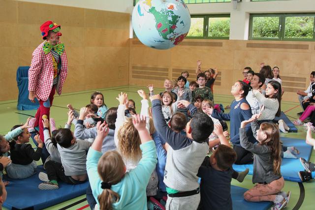 Clown Hugo brachte die Kinder spielerisch an das Thema heran.