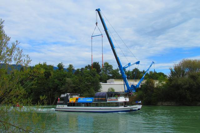 Ein letztes Mal fuhr das Drauschiff flußabwärts, wenig später hob es der Kran aus dem Wasser.
