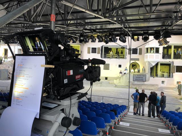 Am 28. und 29. August wurde dieses Stück Zeitgeschichte vor der beeindruckenden und einzigartigen Kulisse in der „Südtiroler Siedlung“ in Telfs vom ORF Tirol für das Fernsehen aufgezeichnet. 
