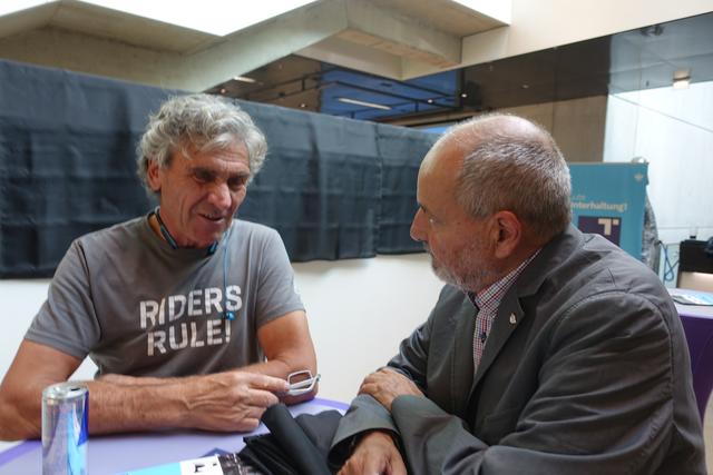 Ausstellungsmacher und Künstler Ernst Lorenzi im Gespräch mit Herbert Peer. Minuten bevor´s losgeht. | Foto: Hypo Tirol Bank- Herbert Waltl