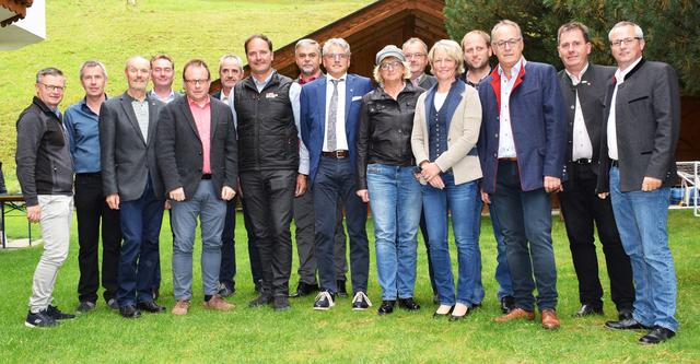 Die Gruppe der Unterstützer ist groß. Im Bild die Vereinsvertreter Andrea Lechleitner und Markus Kirschner mit den Bürgermeistern des Pitztales (Josef Knabl, Walter Schöpf, Karl Raich und Elmar Haid), Metzger Thomas und Simone Leitner, Vertreter des TVB, Otmar Walser, des Pitztaler Gletschers Bernhard Füruter und Bernd Matschnig, Touristiker Gerhard Haid, Bauer Johannes Larcher, Regionalmanager Markus Mauracher und Tierarzt Peter Wassermann.