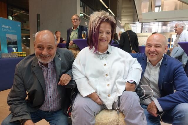 Schutzengel in jeder Beziehung: v.l.n.r.: Herbert Peer "Netzwerk Tirol hilft", Marianne Hengl (30 Jahre Roll On) und Bernhard Triendl (ORF-Tirol "Licht ins Dunkel") | Foto: Hypo Tirol Bank - HerrBERT Waltl