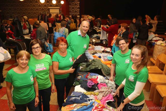 Kümmerten sich um den reibungslosen Ablauf der Kleidertauschparty, Nina Renner, Romana Kalt, GR Christine Leininger, StR Michel Sigmund, GR Philip Renner und Jannine Renner.