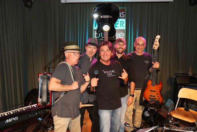 Der Welttag der Bühnenwirte wurde am 28.9. im Gasthaus Mayer mit Frontmann Gernot Ruzicka, Heinz Jiras - Keyboard, Joe Eschenbacher - Schlagzeug, Andreas Landau - Gitarre und Bardia Khashayari am Bass, alias die "Vorstadtcasanovas" gefeiert.