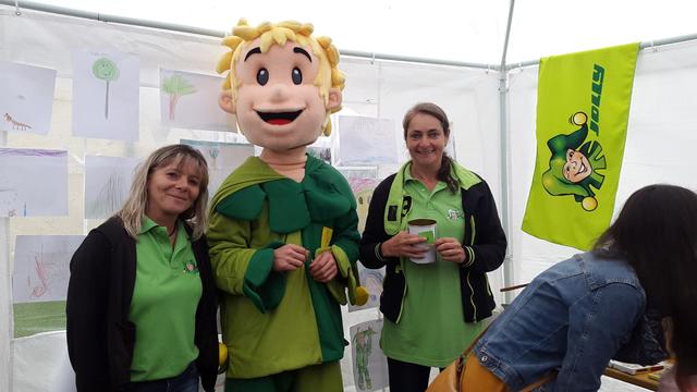 Karin Peiser und Claudia Sailer brachten  das Jolly-Maskottchen zum Picknickfest der Kinderfreunde Judendorf mit. | Foto: KK