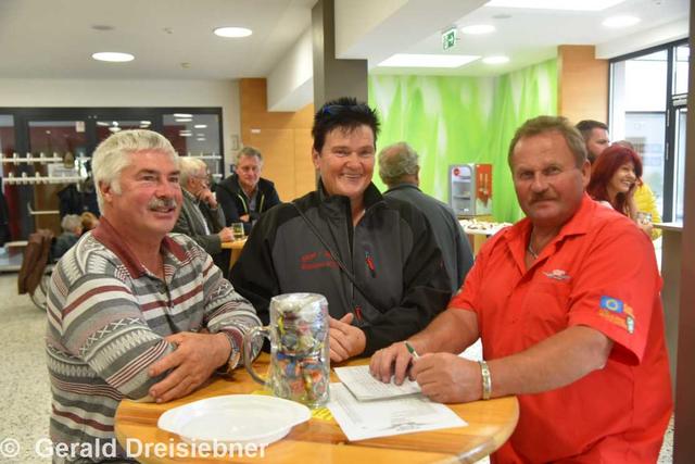 (re.) Obmann Norbert Dunkl von der Oldtimerrunde Wetzawinkel
