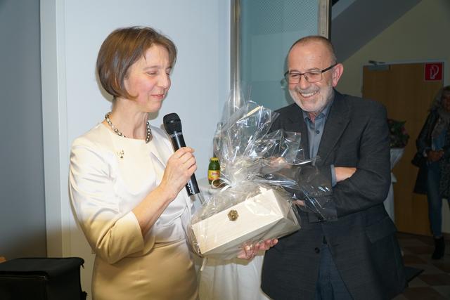 Dr. Reinhold Pröll überreichte seiner Nachfolgerin Dr. Veronika Andrle ein Geschenk.