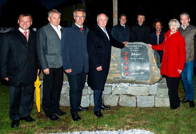 Enthüllten den Staatsvertrags-Stein | Foto: Franz J. Ganser