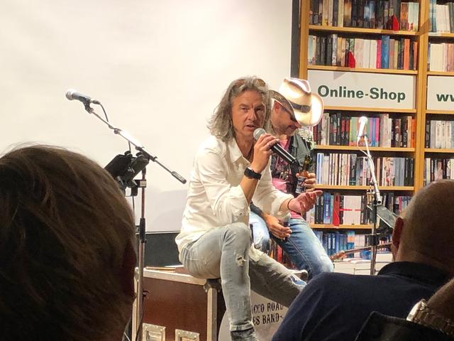 Präsentation der Live-DVD der Tobacco Road Blues Band in der Buchhandlung Heyn in Klagenfurt: Mike Diwald und Peter Prammerdorfer erzählen über die Entstehung der DVD | Foto: Lehner