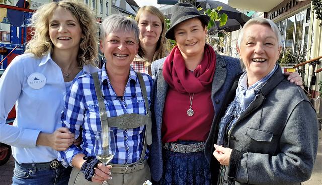 Winzerin Claudia Alphart, Doris Falk, Carmen Pillhofer, Weinberaterin Sonja Weninger und Milly Heißenberger (v.l.) genossen die Genüsse rund um die Reben. | Foto: RAXmedia
