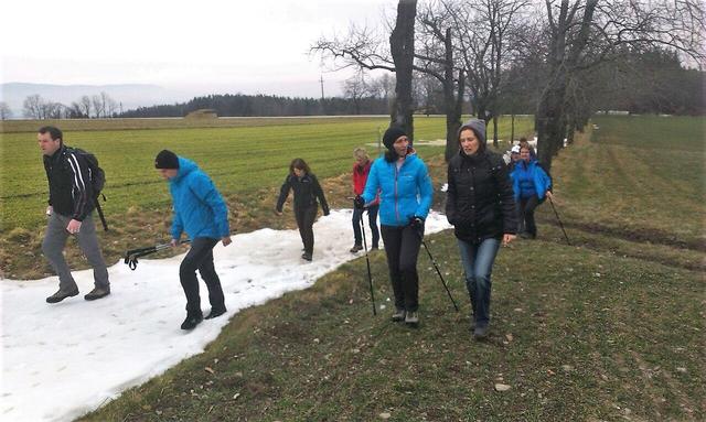 Geht ned gibt's ned für die Bochwodla. Die Scheiblingkirchner bewandern im Winter auch zugeschneite Gewässer, wie hier in Molfritz.  | Foto: Niroplantschende Bochwodla