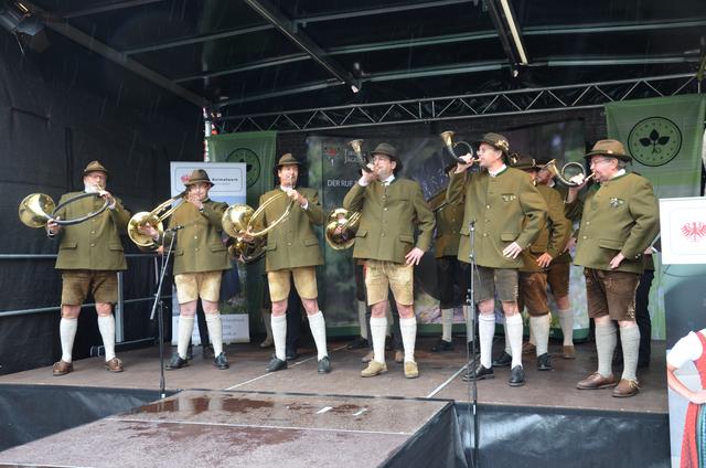 Die Jagdhornbläser aus dem bayrischen Landshut reisten mit altertümlichen Instrumenten an