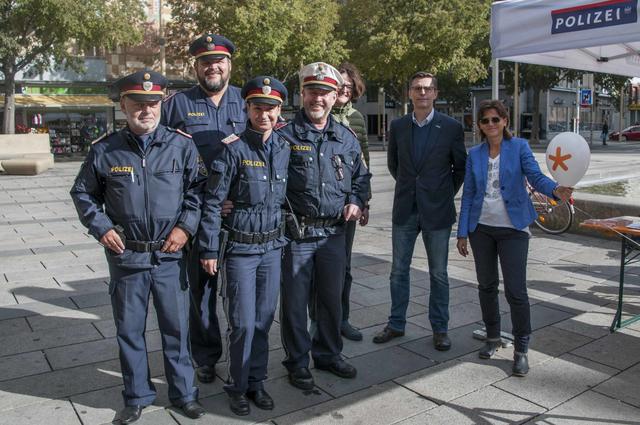 Die Grätzelpolizisten Meidlings informierten und luden zum Rundgang. | Foto: Wolfgang Unger