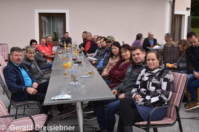 Die Oldtimerrunde Wetzawinkel mit ihrem Obmann Norbert Dunkl.  | Foto: Gerald Dreisiebner