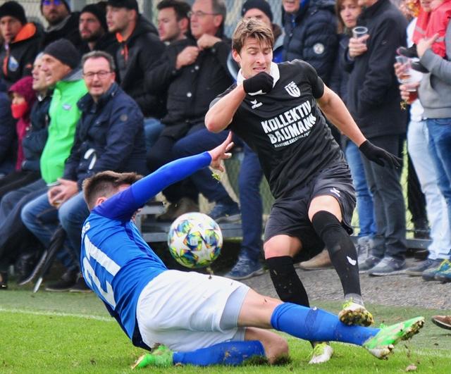 Kampf war Triumph: Philipp Angerer (Natters, li.) stoppt hier Fabian Ponholzer vor den Augen der Fans! | Foto: Hassl