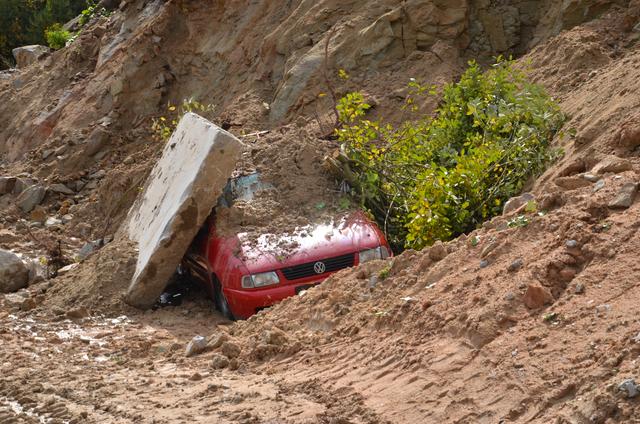 In der Nähe von Gebharts mussten Autos, die durch einen Hangrutsch verschüttet wurden, ausgegraben werden. | Foto: Angelika Cenkowitz