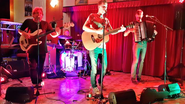 Martin Schmid, Axel Manfredini, Christoph Hauk und Tino Klissenbauer (v.l.) begeisterten im kleinen Rahmen im Wimpassinger Kino. | Foto: RAXmedia